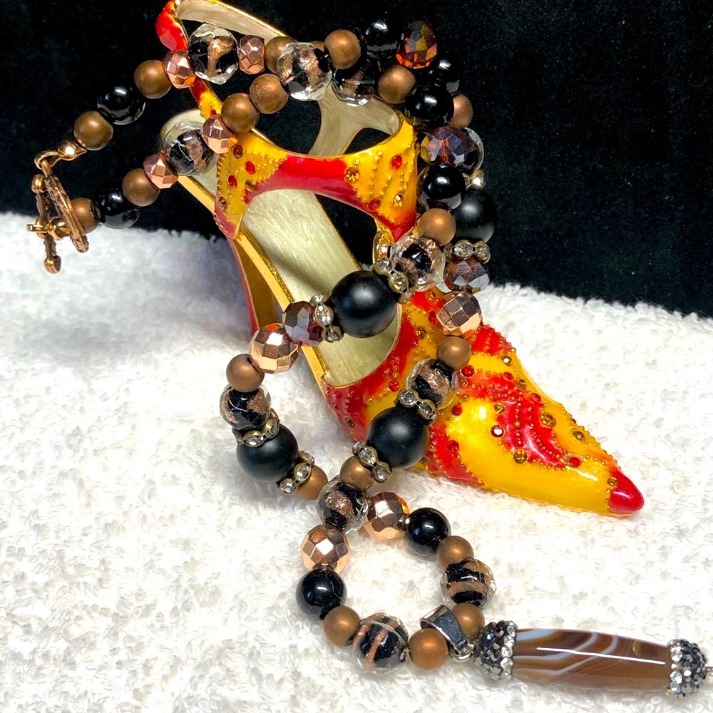 ⭐️💕pretty beaded style copper brown and black necklace-agate